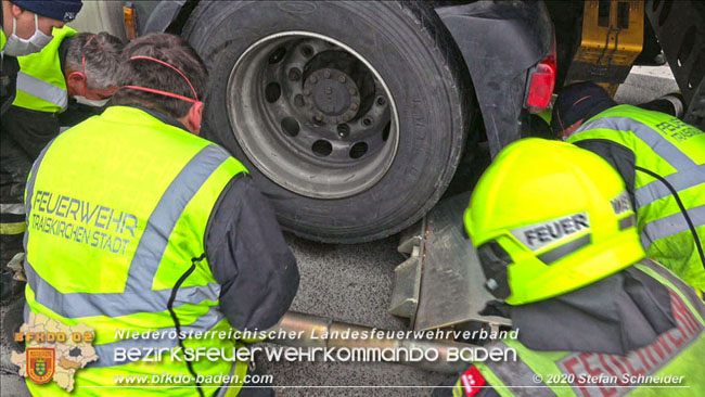 20201017 Defekter Lkw auf der A2 Höhe Auffahrt Raststation Guntramsdorf behindert ist gefährliches Hindernis   Foto: © Stefan Schneider BFKDO BADEN