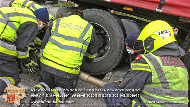 20201017 Defekter Lkw auf der A2 Höhe Auffahrt Raststation Guntramsdorf behindert ist gefährliches Hindernis   Foto: © Stefan Schneider BFKDO BADEN