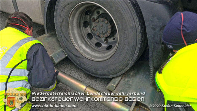 20201017 Defekter Lkw auf der A2 Höhe Auffahrt Raststation Guntramsdorf behindert ist gefährliches Hindernis   Foto: © Stefan Schneider BFKDO BADEN