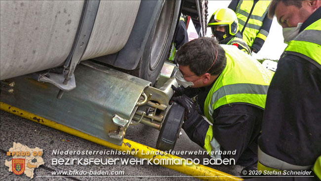 20201017 Defekter Lkw auf der A2 Höhe Auffahrt Raststation Guntramsdorf behindert ist gefährliches Hindernis   Foto: © Stefan Schneider BFKDO BADEN