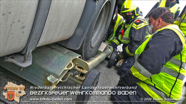 20201017 Defekter Lkw auf der A2 Höhe Auffahrt Raststation Guntramsdorf behindert ist gefährliches Hindernis   Foto: © Stefan Schneider BFKDO BADEN