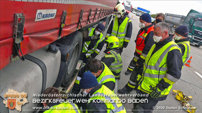 20201017 Defekter Lkw auf der A2 Höhe Auffahrt Raststation Guntramsdorf behindert ist gefährliches Hindernis   Foto: © Stefan Schneider BFKDO BADEN