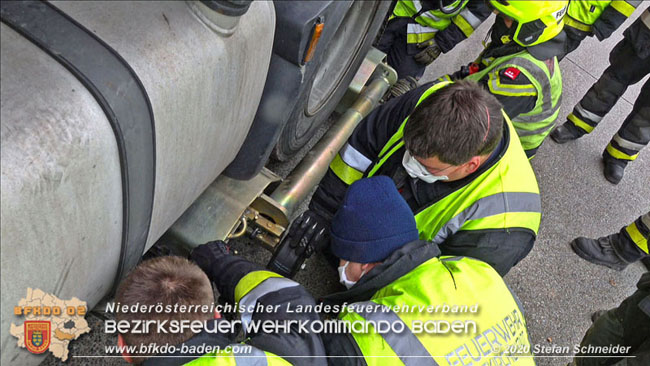 20201017 Defekter Lkw auf der A2 Höhe Auffahrt Raststation Guntramsdorf behindert ist gefährliches Hindernis   Foto: © Stefan Schneider BFKDO BADEN
