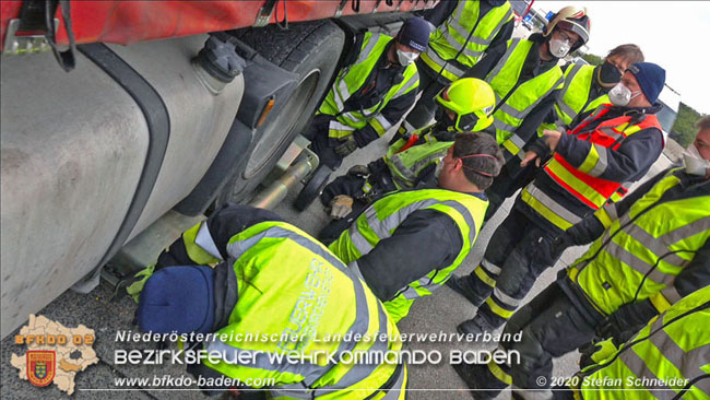 20201017 Defekter Lkw auf der A2 Höhe Auffahrt Raststation Guntramsdorf behindert ist gefährliches Hindernis   Foto: © Stefan Schneider BFKDO BADEN