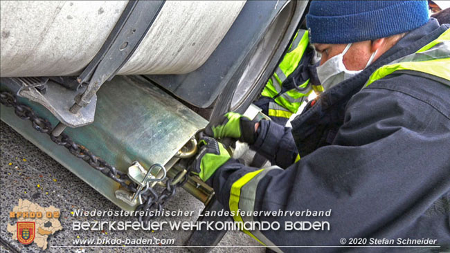20201017 Defekter Lkw auf der A2 Höhe Auffahrt Raststation Guntramsdorf behindert ist gefährliches Hindernis   Foto: © Stefan Schneider BFKDO BADEN