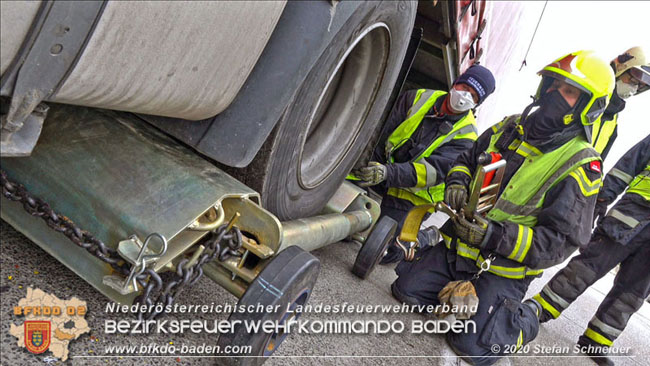 20201017 Defekter Lkw auf der A2 Höhe Auffahrt Raststation Guntramsdorf behindert ist gefährliches Hindernis   Foto: © Stefan Schneider BFKDO BADEN