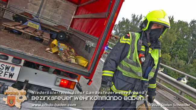 20201017 Defekter Lkw auf der A2 Höhe Auffahrt Raststation Guntramsdorf behindert ist gefährliches Hindernis   Foto: © Stefan Schneider BFKDO BADEN