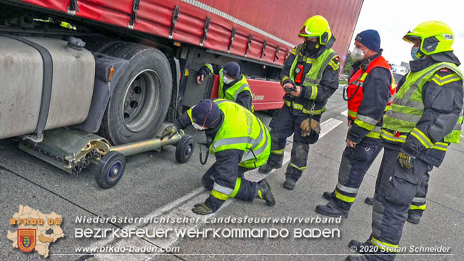 20201017 Defekter Lkw auf der A2 Höhe Auffahrt Raststation Guntramsdorf behindert ist gefährliches Hindernis   Foto: © Stefan Schneider BFKDO BADEN