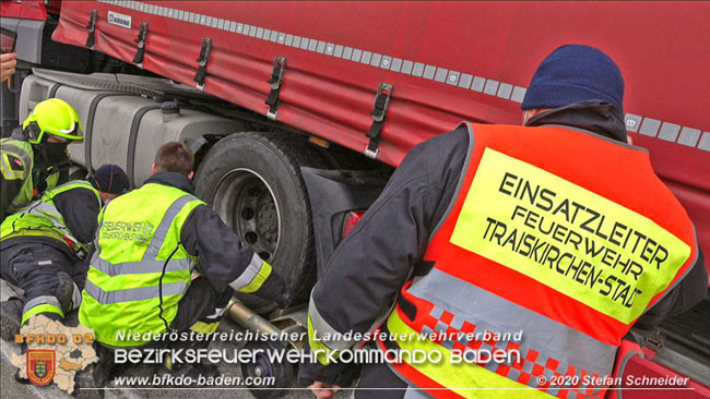 20201017 Defekter Lkw auf der A2 Höhe Auffahrt Raststation Guntramsdorf behindert ist gefährliches Hindernis   Foto: © Stefan Schneider BFKDO BADEN