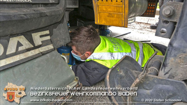 20201017 Defekter Lkw auf der A2 Höhe Auffahrt Raststation Guntramsdorf behindert ist gefährliches Hindernis   Foto: © Stefan Schneider BFKDO BADEN