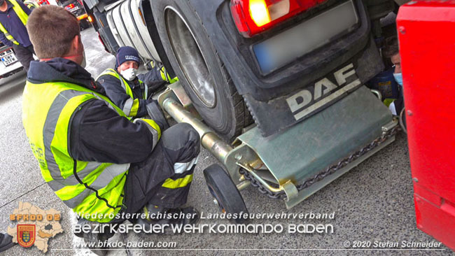 20201017 Defekter Lkw auf der A2 Höhe Auffahrt Raststation Guntramsdorf behindert ist gefährliches Hindernis   Foto: © Stefan Schneider BFKDO BADEN