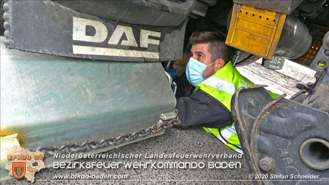 20201017 Defekter Lkw auf der A2 Höhe Auffahrt Raststation Guntramsdorf behindert ist gefährliches Hindernis   Foto: © Stefan Schneider BFKDO BADEN