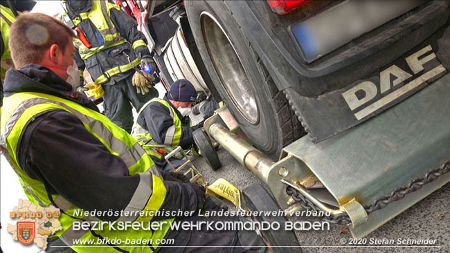 20201017 Defekter Lkw auf der A2 Höhe Auffahrt Raststation Guntramsdorf behindert ist gefährliches Hindernis   Foto: © Stefan Schneider BFKDO BADEN