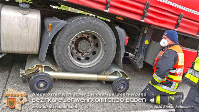 20201017 Defekter Lkw auf der A2 Höhe Auffahrt Raststation Guntramsdorf behindert ist gefährliches Hindernis   Foto: © Stefan Schneider BFKDO BADEN