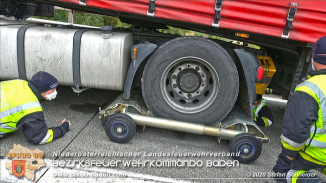 20201017 Defekter Lkw auf der A2 Höhe Auffahrt Raststation Guntramsdorf behindert ist gefährliches Hindernis   Foto: © Stefan Schneider BFKDO BADEN