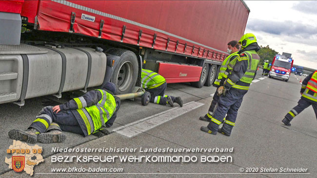 20201017 Defekter Lkw auf der A2 Höhe Auffahrt Raststation Guntramsdorf behindert ist gefährliches Hindernis   Foto: © Stefan Schneider BFKDO BADEN