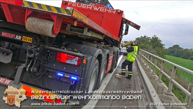 20201017 Defekter Lkw auf der A2 Höhe Auffahrt Raststation Guntramsdorf behindert ist gefährliches Hindernis   Foto: © Stefan Schneider BFKDO BADEN