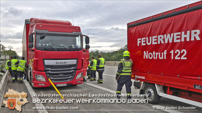 20201017 Defekter Lkw auf der A2 Höhe Auffahrt Raststation Guntramsdorf behindert ist gefährliches Hindernis   Foto: © Stefan Schneider BFKDO BADEN