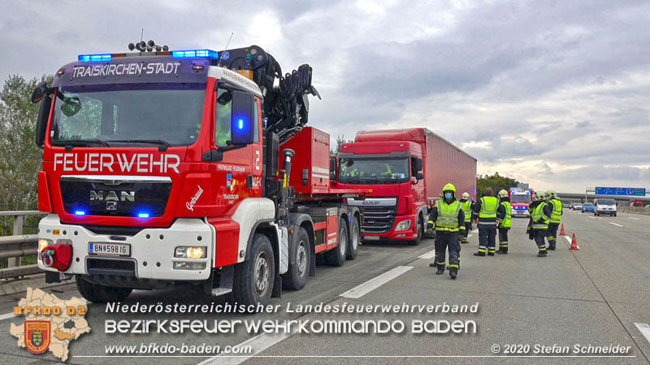 20201017 Defekter Lkw auf der A2 Höhe Auffahrt Raststation Guntramsdorf behindert ist gefährliches Hindernis   Foto: © Stefan Schneider BFKDO BADEN