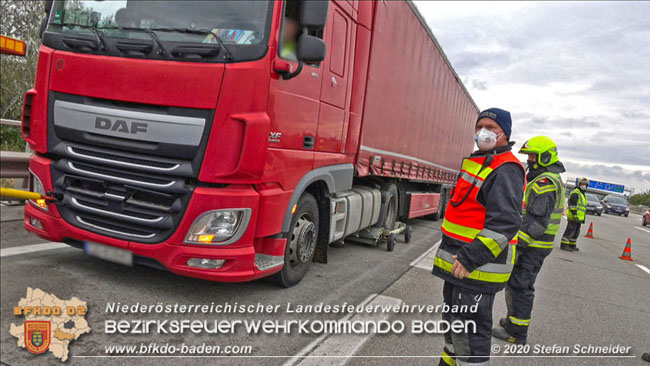20201017 Defekter Lkw auf der A2 Höhe Auffahrt Raststation Guntramsdorf behindert ist gefährliches Hindernis   Foto: © Stefan Schneider BFKDO BADEN