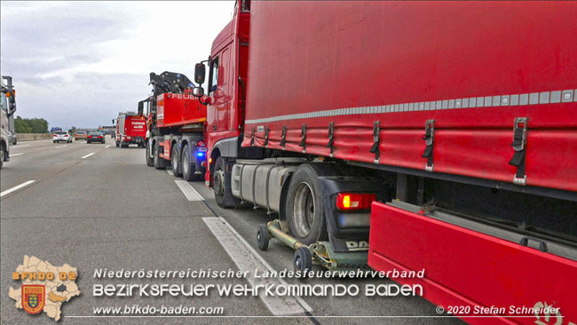 20201017 Defekter Lkw auf der A2 Höhe Auffahrt Raststation Guntramsdorf behindert ist gefährliches Hindernis   Foto: © Stefan Schneider BFKDO BADEN