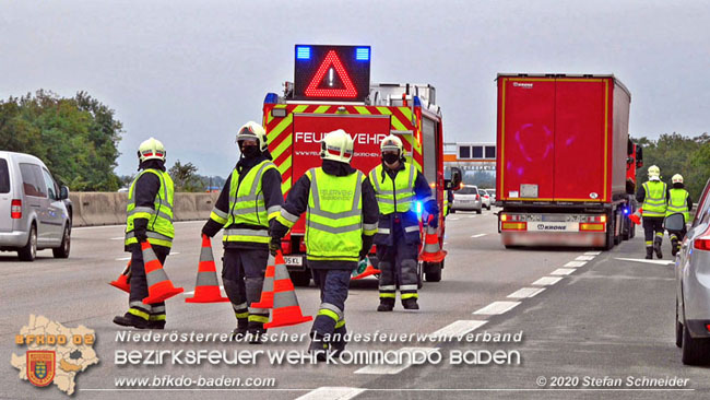 20201017 Defekter Lkw auf der A2 Höhe Auffahrt Raststation Guntramsdorf behindert ist gefährliches Hindernis   Foto: © Stefan Schneider BFKDO BADEN