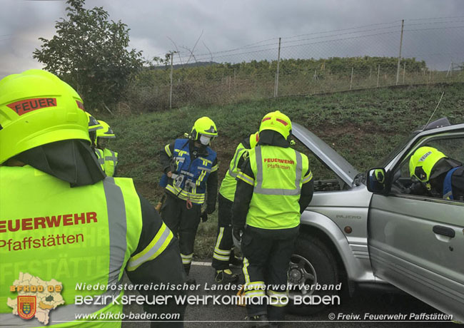 20201017 Pkw Geländewagen verunfallt auf der Weinbergstraße L151 zwischen Pfaffstätten und Gumpoldskirchen   Foto: © Freiwillige Feuerwehr Pfaffstätten