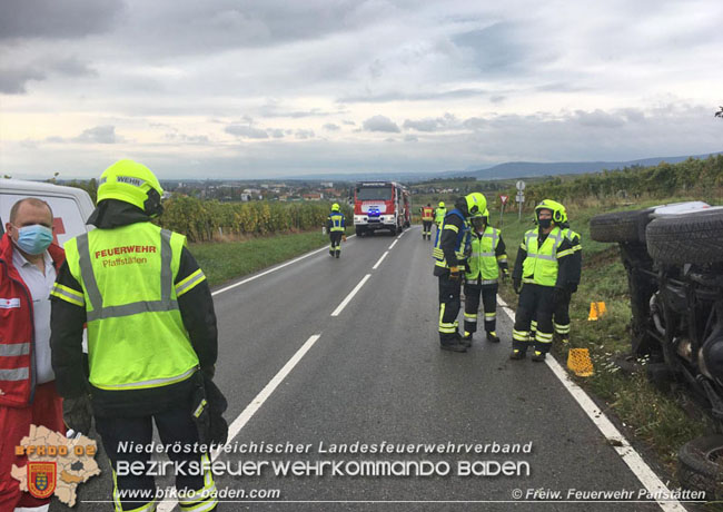 20201017 Pkw Geländewagen verunfallt auf der Weinbergstraße L151 zwischen Pfaffstätten und Gumpoldskirchen   Foto: © Freiwillige Feuerwehr Pfaffstätten