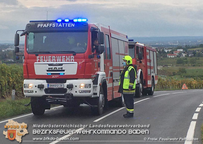 20201017 Pkw Geländewagen verunfallt auf der Weinbergstraße L151 zwischen Pfaffstätten und Gumpoldskirchen   Foto: © Freiwillige Feuerwehr Pfaffstätten