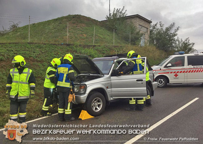 20201017 Pkw Geländewagen verunfallt auf der Weinbergstraße L151 zwischen Pfaffstätten und Gumpoldskirchen   Foto: © Freiwillige Feuerwehr Pfaffstätten