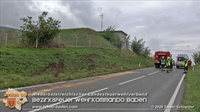 20201017 Pkw Geländewagen verunfallt auf der Weinbergstraße L151 zwischen Pfaffstätten und Gumpoldskirchen   Foto: © Stefan Schneider BFKDO BADEN