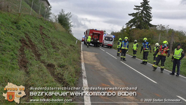 20201017 Pkw Geländewagen verunfallt auf der Weinbergstraße L151 zwischen Pfaffstätten und Gumpoldskirchen   Foto: © Stefan Schneider BFKDO BADEN