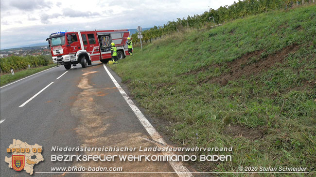 20201017 Pkw Geländewagen verunfallt auf der Weinbergstraße L151 zwischen Pfaffstätten und Gumpoldskirchen   Foto: © Stefan Schneider BFKDO BADEN