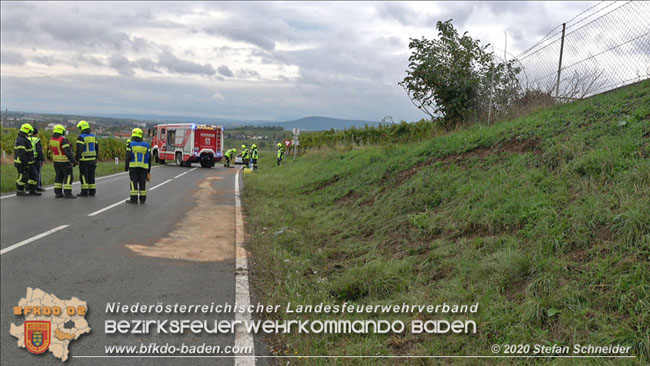 20201017 Pkw Geländewagen verunfallt auf der Weinbergstraße L151 zwischen Pfaffstätten und Gumpoldskirchen   Foto: © Stefan Schneider BFKDO BADEN
