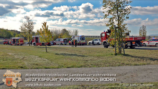 20201105 Verkehrsunfall in der Auffahrtsrampe der Autobahnanschlussstelle Kottingbrunn Richtung Wien Foto: © Stefan Schneider BFK BADEN 20201105 Verkehrsunfall in der Auffahrtsrampe der Autobahnanschlussstelle Kottingbrunn Richtung Wien Foto: © Stefan Schneider BFK BADEN