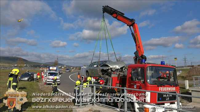 20201105 Verkehrsunfall in der Auffahrtsrampe der Autobahnanschlussstelle Kottingbrunn Richtung Wien Foto: © Stefan Schneider BFK BADEN 20201105 Verkehrsunfall in der Auffahrtsrampe der Autobahnanschlussstelle Kottingbrunn Richtung Wien Foto: © Stefan Schneider BFK BADEN