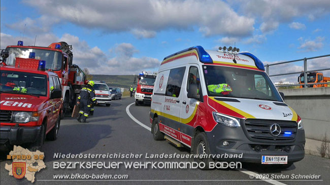 20201105 Verkehrsunfall in der Auffahrtsrampe der Autobahnanschlussstelle Kottingbrunn Richtung Wien Foto: © Stefan Schneider BFK BADEN 20201105 Verkehrsunfall in der Auffahrtsrampe der Autobahnanschlussstelle Kottingbrunn Richtung Wien Foto: © Stefan Schneider BFK BADEN