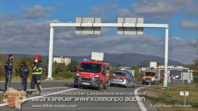 20201105 Verkehrsunfall in der Auffahrtsrampe der Autobahnanschlussstelle Kottingbrunn Richtung Wien Foto: © Stefan Schneider BFK BADEN 20201105 Verkehrsunfall in der Auffahrtsrampe der Autobahnanschlussstelle Kottingbrunn Richtung Wien Foto: © Stefan Schneider BFK BADEN
