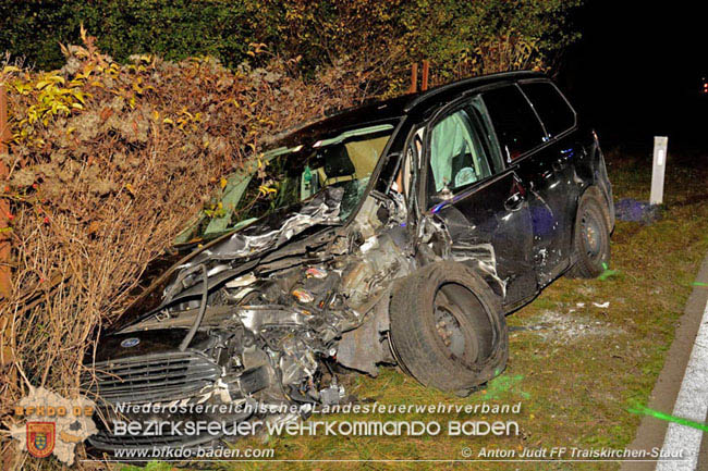 20201117 Verkehrsunfall auf der L157 Umfahrung Oeynhausen  Foto: © Anton Judt FF Traiskirchen-Stadt 