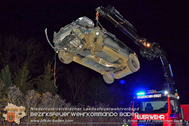 20201117 Verkehrsunfall auf der L157 Umfahrung Oeynhausen  Foto: © Anton Judt FF Traiskirchen-Stadt 