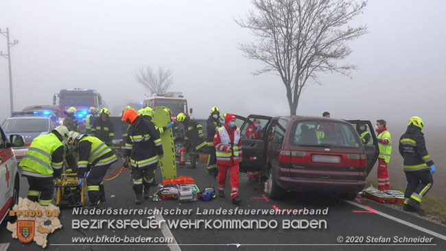 20201124 Schwerer Verkehrsunfall auf der LB17 zwischen Teesdorf und Günseldorf  Foto: © Stefan Schneider BFKDO Baden