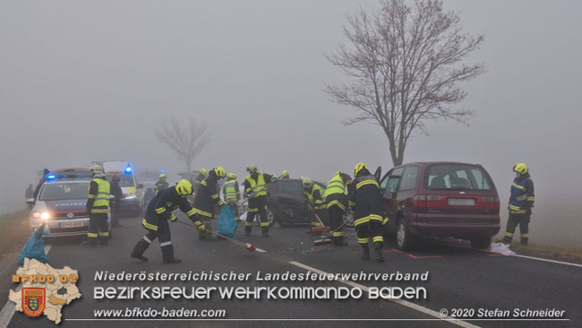 20201124 Schwerer Verkehrsunfall auf der LB17 zwischen Teesdorf und Günseldorf Foto: © Stefan Schneider BFKDO Baden 20201124 Schwerer Verkehrsunfall auf der LB17 zwischen Teesdorf und Günseldorf Foto: © Stefan Schneider BFKDO Baden