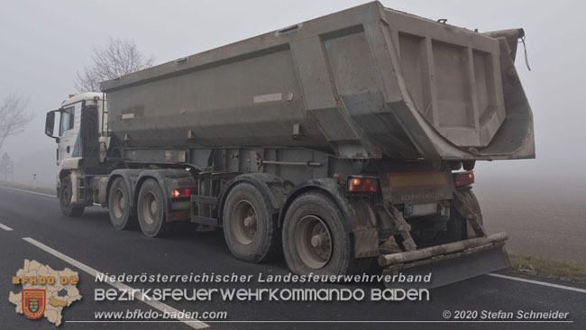 20201124 Schwerer Verkehrsunfall auf der LB17 zwischen Teesdorf und Günseldorf Foto: © Stefan Schneider BFKDO Baden 20201124 Schwerer Verkehrsunfall auf der LB17 zwischen Teesdorf und Günseldorf Foto: © Stefan Schneider BFKDO Baden