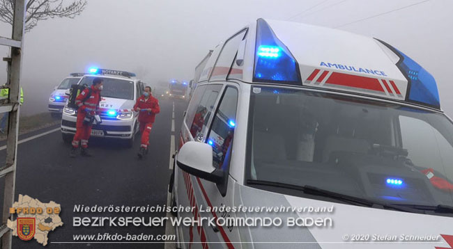 20201124 Schwerer Verkehrsunfall auf der LB17 zwischen Teesdorf und Günseldorf  Foto: © Stefan Schneider BFKDO Baden