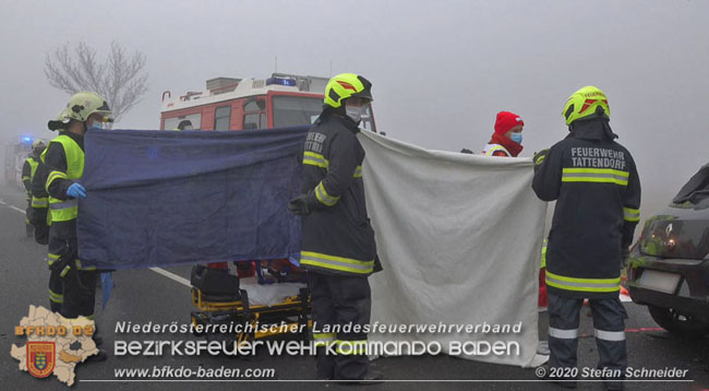 20201124 Schwerer Verkehrsunfall auf der LB17 zwischen Teesdorf und Günseldorf  Foto: © Stefan Schneider BFKDO Baden