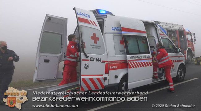 20201124 Schwerer Verkehrsunfall auf der LB17 zwischen Teesdorf und Günseldorf  Foto: © Stefan Schneider BFKDO Baden