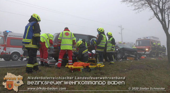 20201124 Schwerer Verkehrsunfall auf der LB17 zwischen Teesdorf und Günseldorf  Foto: © Stefan Schneider BFKDO Baden
