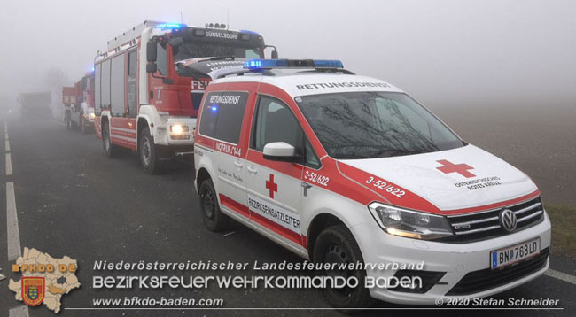 20201124 Schwerer Verkehrsunfall auf der LB17 zwischen Teesdorf und Günseldorf  Foto: © Stefan Schneider BFKDO Baden