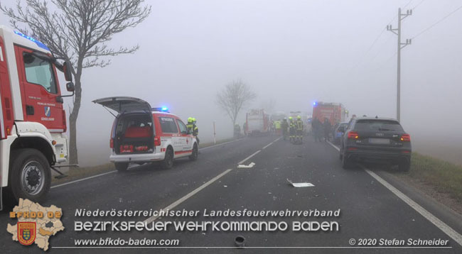 20201124 Schwerer Verkehrsunfall auf der LB17 zwischen Teesdorf und Günseldorf  Foto: © Stefan Schneider BFKDO Baden