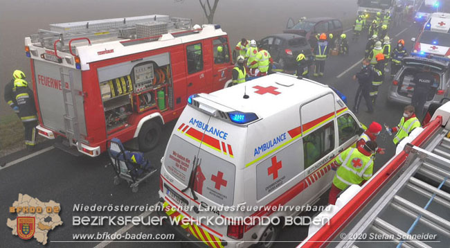 20201124 Schwerer Verkehrsunfall auf der LB17 zwischen Teesdorf und Günseldorf  Foto: © Stefan Schneider BFKDO Baden